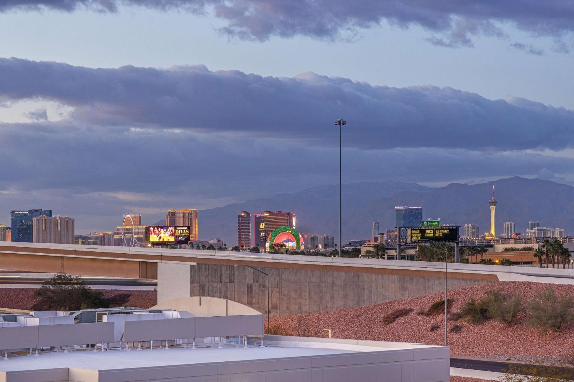 Doubletree By Hilton Las Vegas Airport Exterior photo
