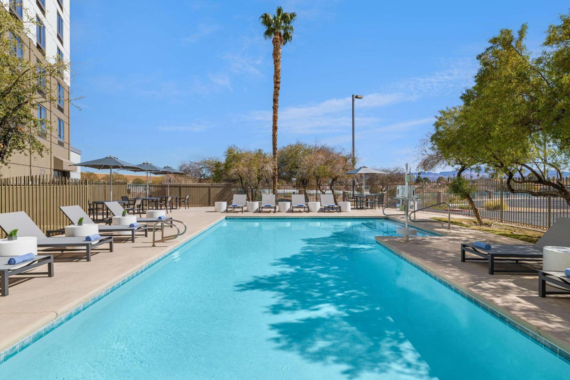 Doubletree By Hilton Las Vegas Airport Exterior photo