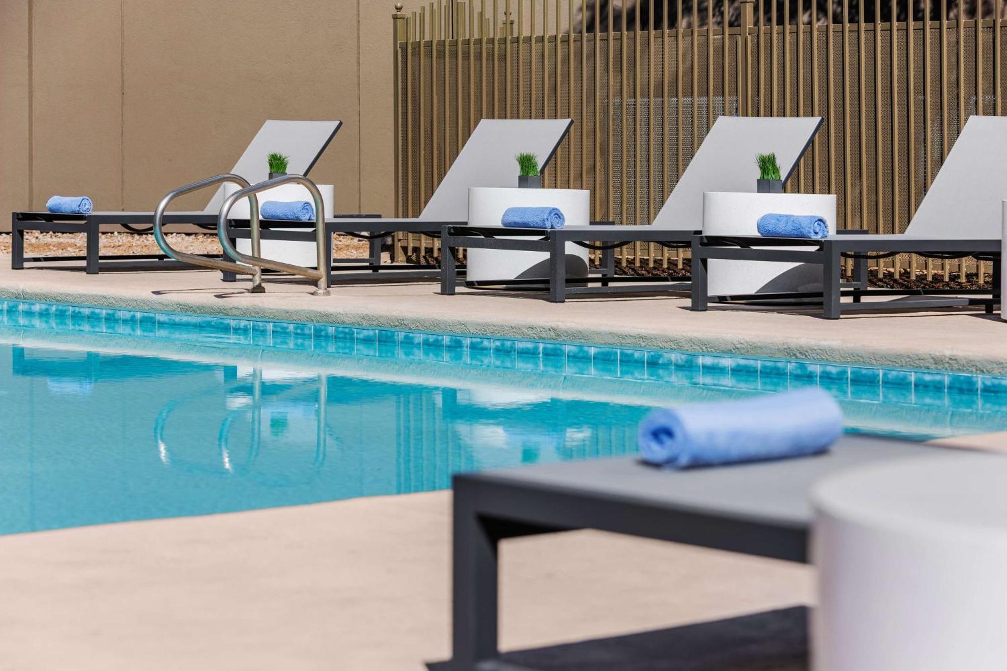 Doubletree By Hilton Las Vegas Airport Exterior photo